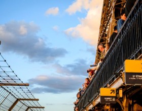 Photo de visiteurs au 2ème étage de la tour Eiffel