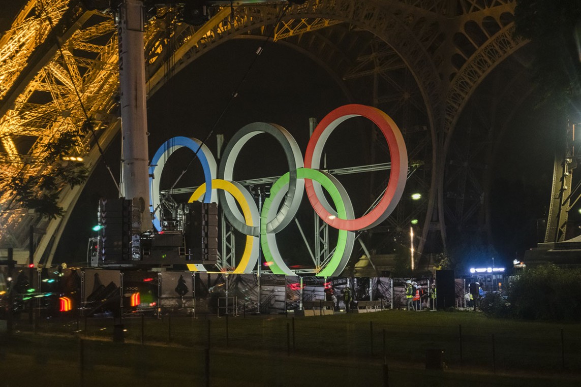 Photo de l'installation des anneaux sur la tour Eiffel